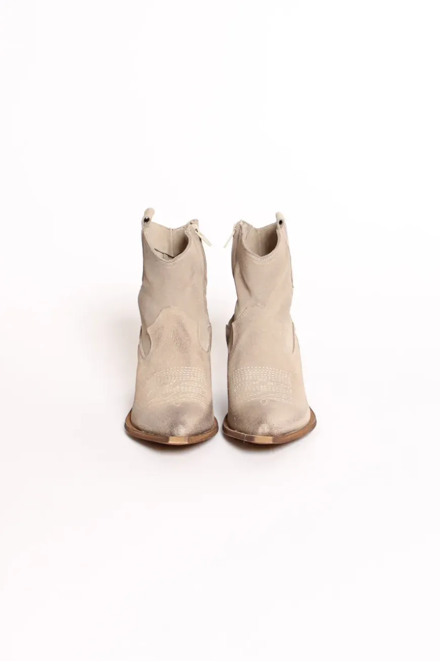 Stivaletto in crosta beige